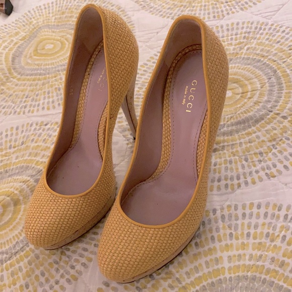 GUCCI 💛 Yellow Bumblebee Heels Vintage Pinup Woven Cork Pumps Summer Stilettos - Picture 5 of 15